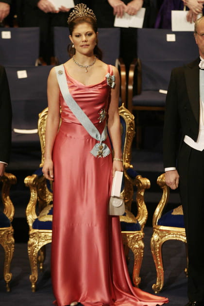 Victoria de Su&egrave;de en robe nuisette corail