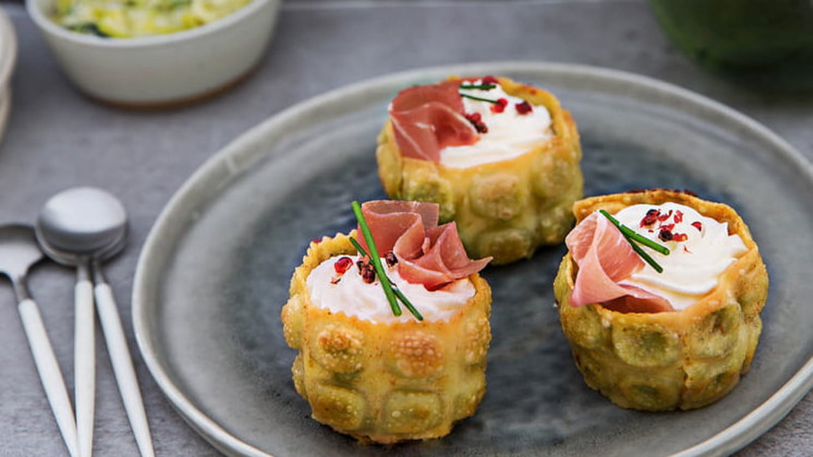Cups de ravioles croustillantes, jambon, fondue de poireau et chèvre