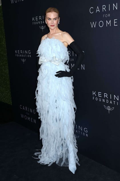 Nicole Kidman en robe à plumes bleu ciel Balenciaga