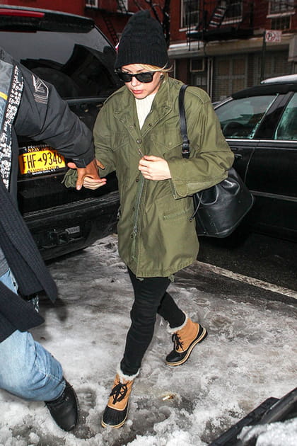 Michelle Williams en veste kaki et chaussures de ski