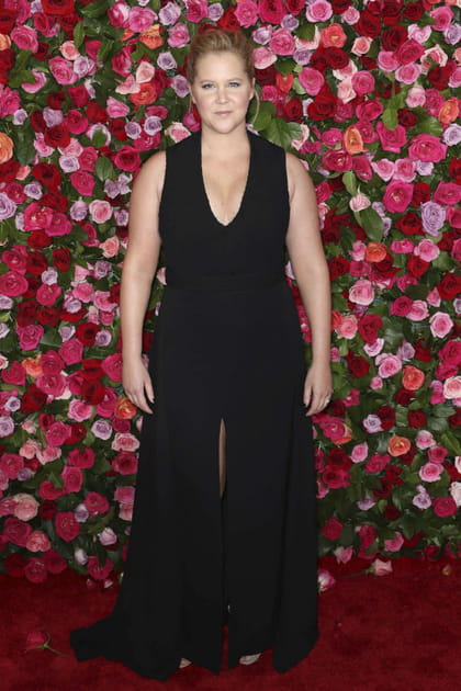 Amy Schumer en robe décolletée noire