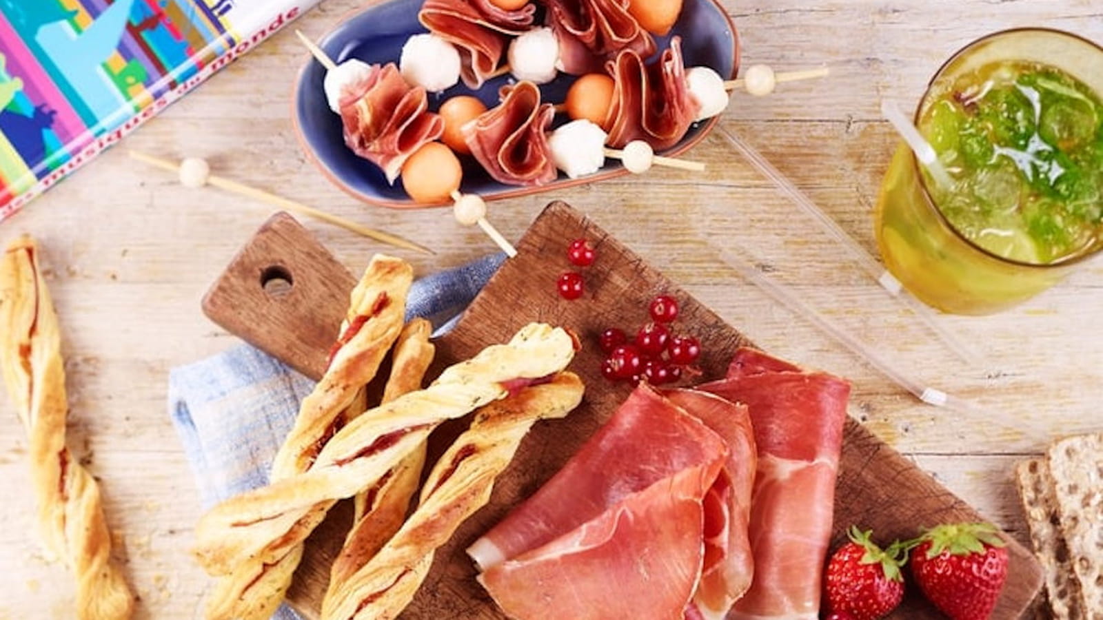 Torsades feuilletées au jambon sec et Brochettes de billes de melon, mozzarella et jambon sec