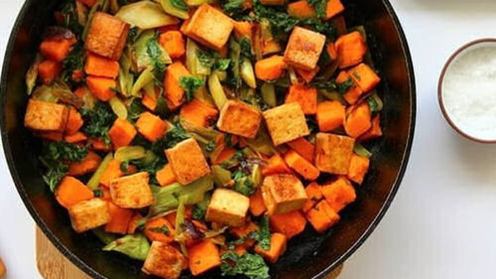 Poêlée de patates douces au tofu fumé