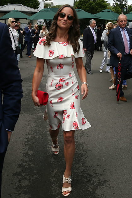 Pippa Middleton en robe blanche à fleurs roses Suzannah