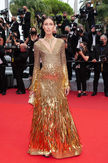 Anna Cleveland en robe &agrave; franges dor&eacute;e