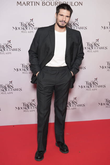 François Civil en costume noir et pantalon à pinces cintré