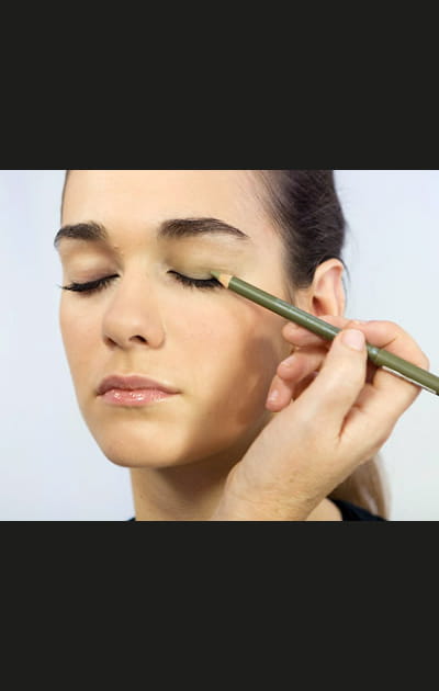 Etape 2&nbsp;: maquiller les yeux avec du crayon