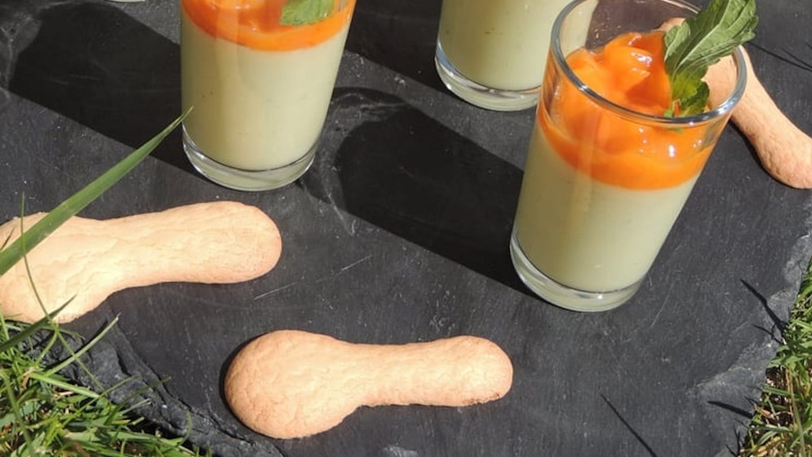 Panna cotta pistache et compotée d'abricots