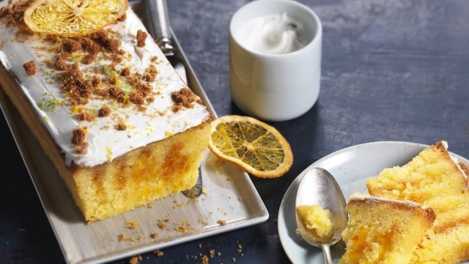 Poke cake au St Môret à l’orange amère, spéculoos et fleur d’oranger