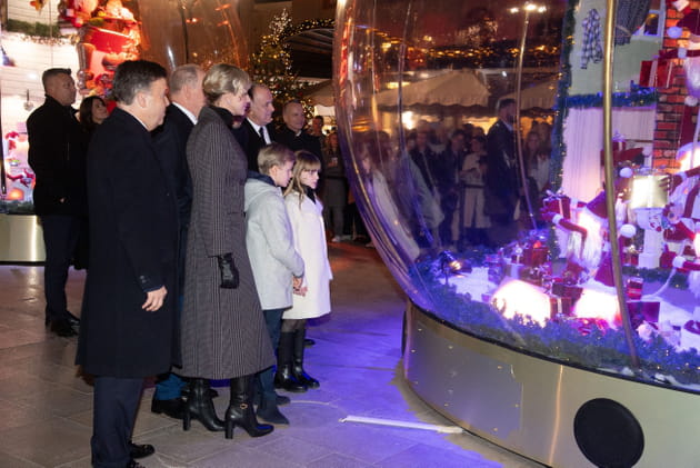 La famille princi&egrave;re admire les boules de No&euml;l sur la place du Casino