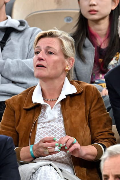Anne-Elisabeth Lemoine en polo et veste en daim marron