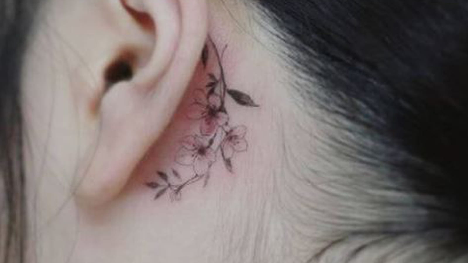 Fleurs de cerisier discrètes derrière l'oreille