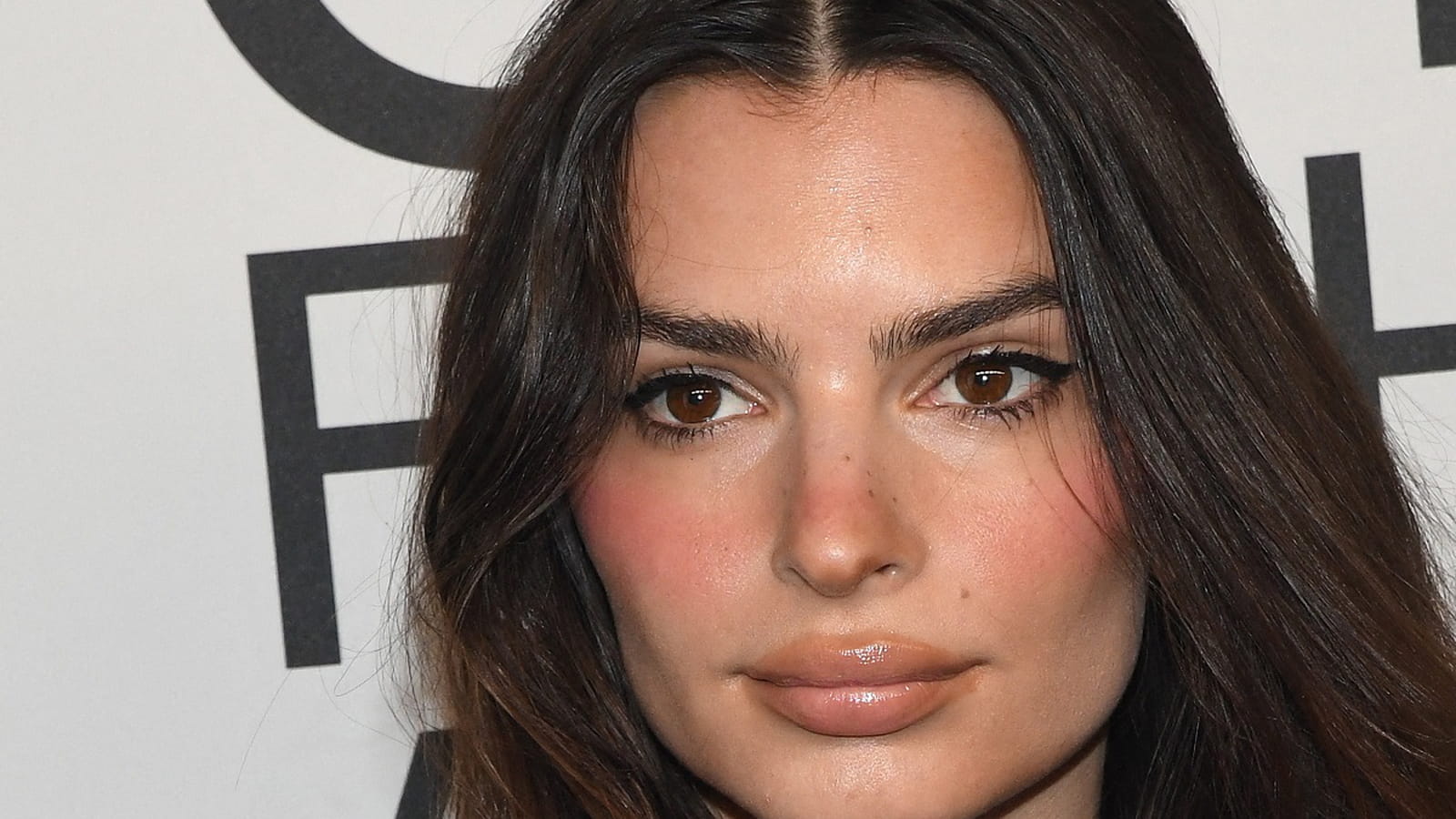 Emily Ratajkowski sans frange