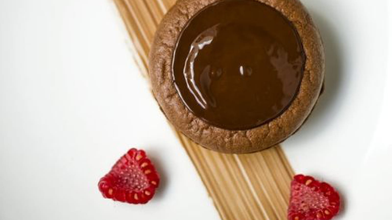 Tarte soufflée chocolat-framboise Clarins par Pierre Hermé