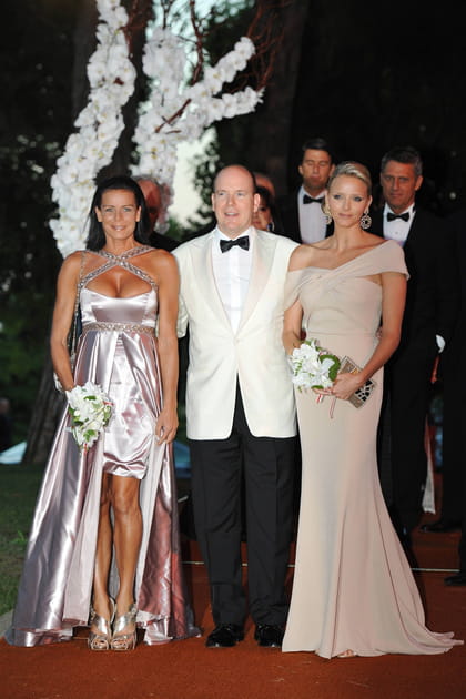 St&eacute;phanie de Monaco en robe asym&eacute;trique rose