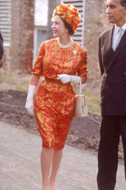La reine Elizabeth II en ensemble orange