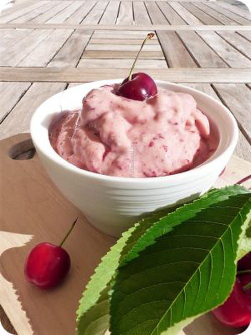 Yaourt glacé aux cerises ou frozen yogurt