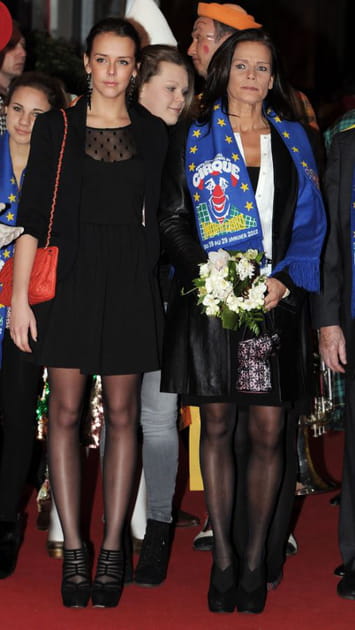 St&eacute;phanie de Monaco en manteau en cuir et jupe noire