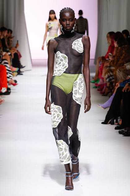 Robe transparente &agrave; fleurs blanches aper&ccedil;ue sur le d&eacute;fil&eacute; Missoni