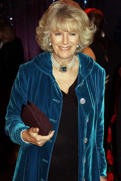 Camilla Parker-Bowles en manteau bleu en velours et robe noire &agrave; encolure en V