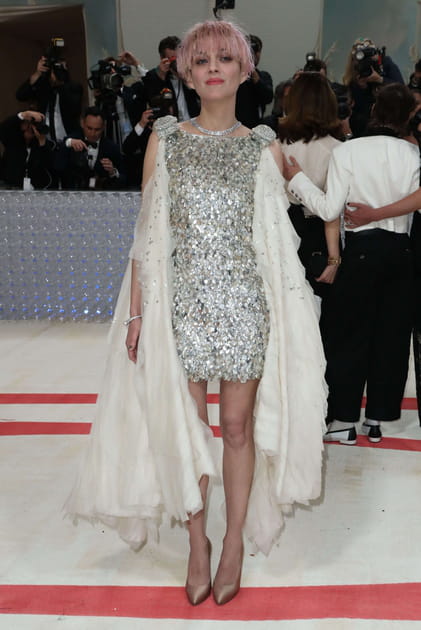 Marion Cotillard en robe paillet&eacute;e argent&eacute;e