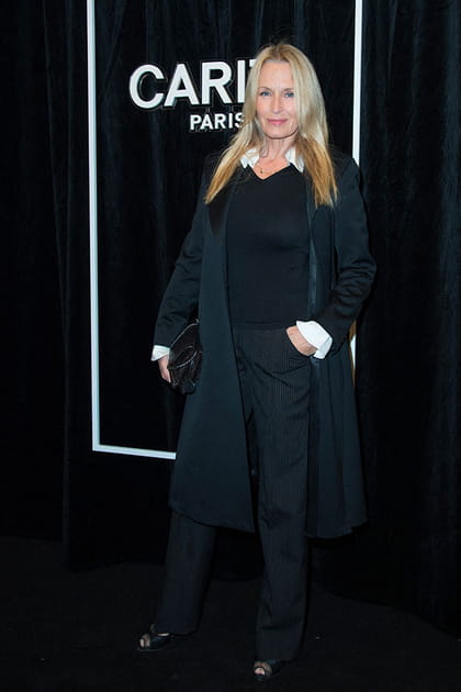 Estelle Lefébure en pantalon noir et trench long