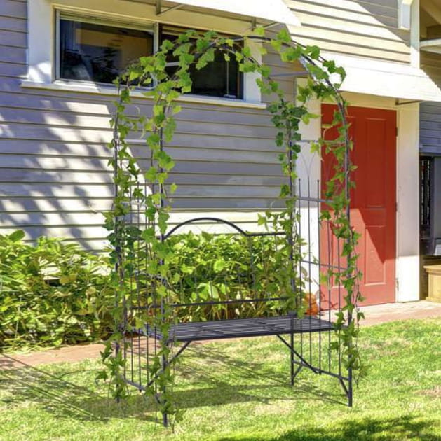 Une arche de jardin avec banc