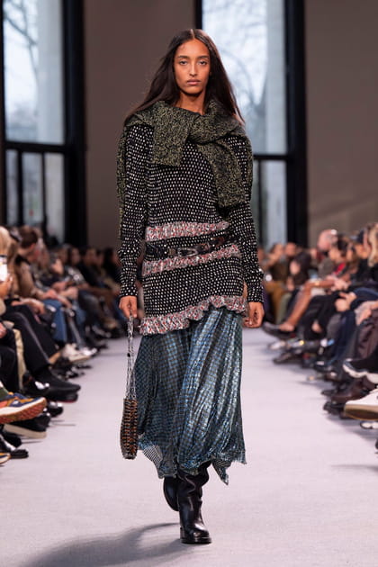Longue jupe irisée et top à manches longues cloutés aperçus sur le défilé Rabanne