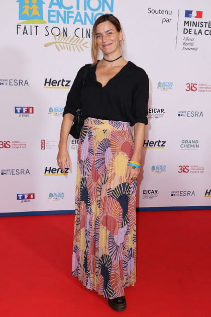 Fauve Hautot en longue jupe à fleurs