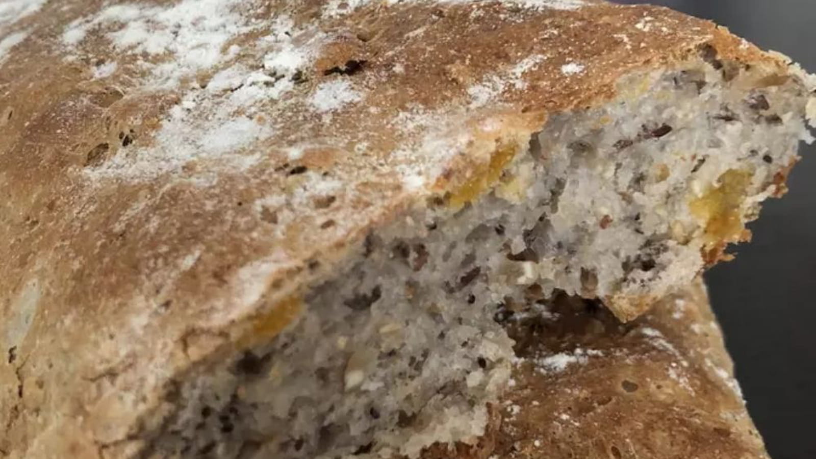 Pain aux abricots secs, amandes et noix