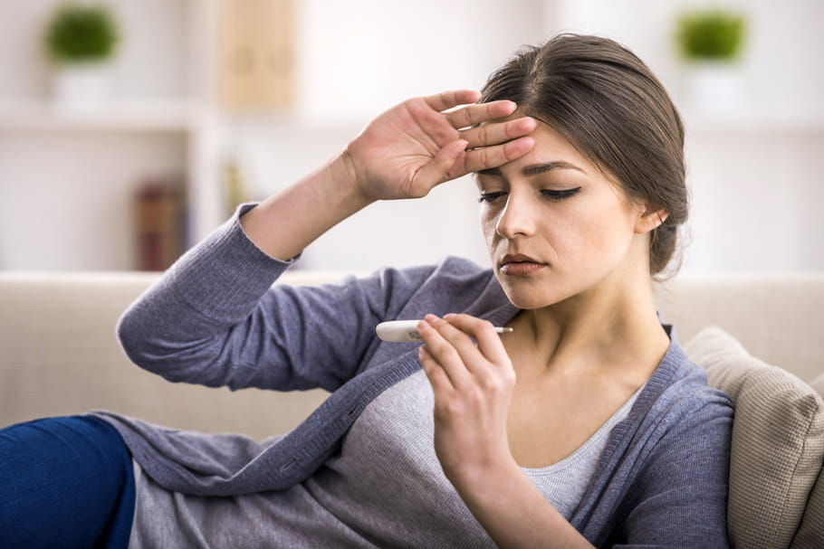 Une jeune fille décède de la méningite : quels sont les premiers symptômes ?