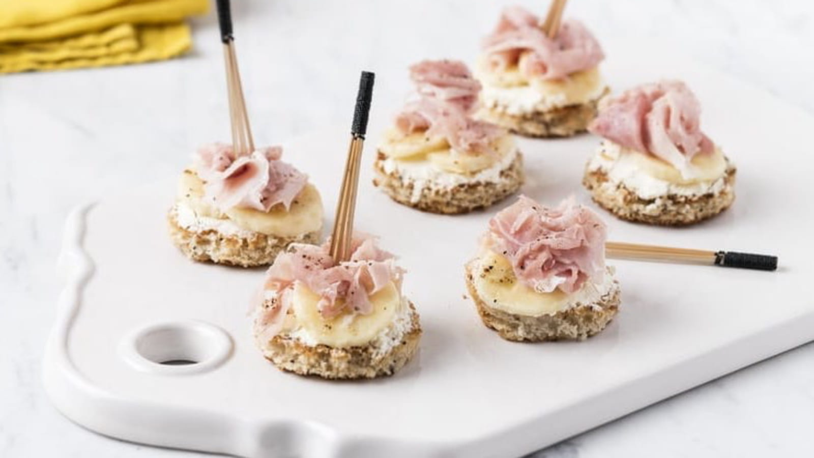 Mini-toast banane, jambon blanc et fromage frais