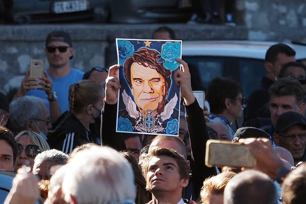 La foule rend hommage &agrave; Tapie