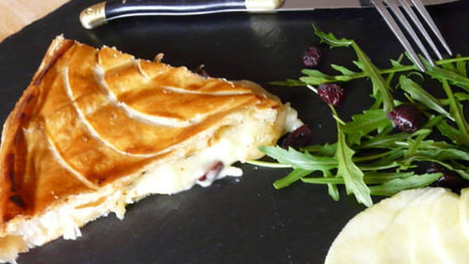 Tourte camembert, pommes, canneberges et miel