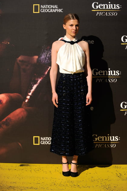 Cl&eacute;mence Poesy en robe blanche et noire