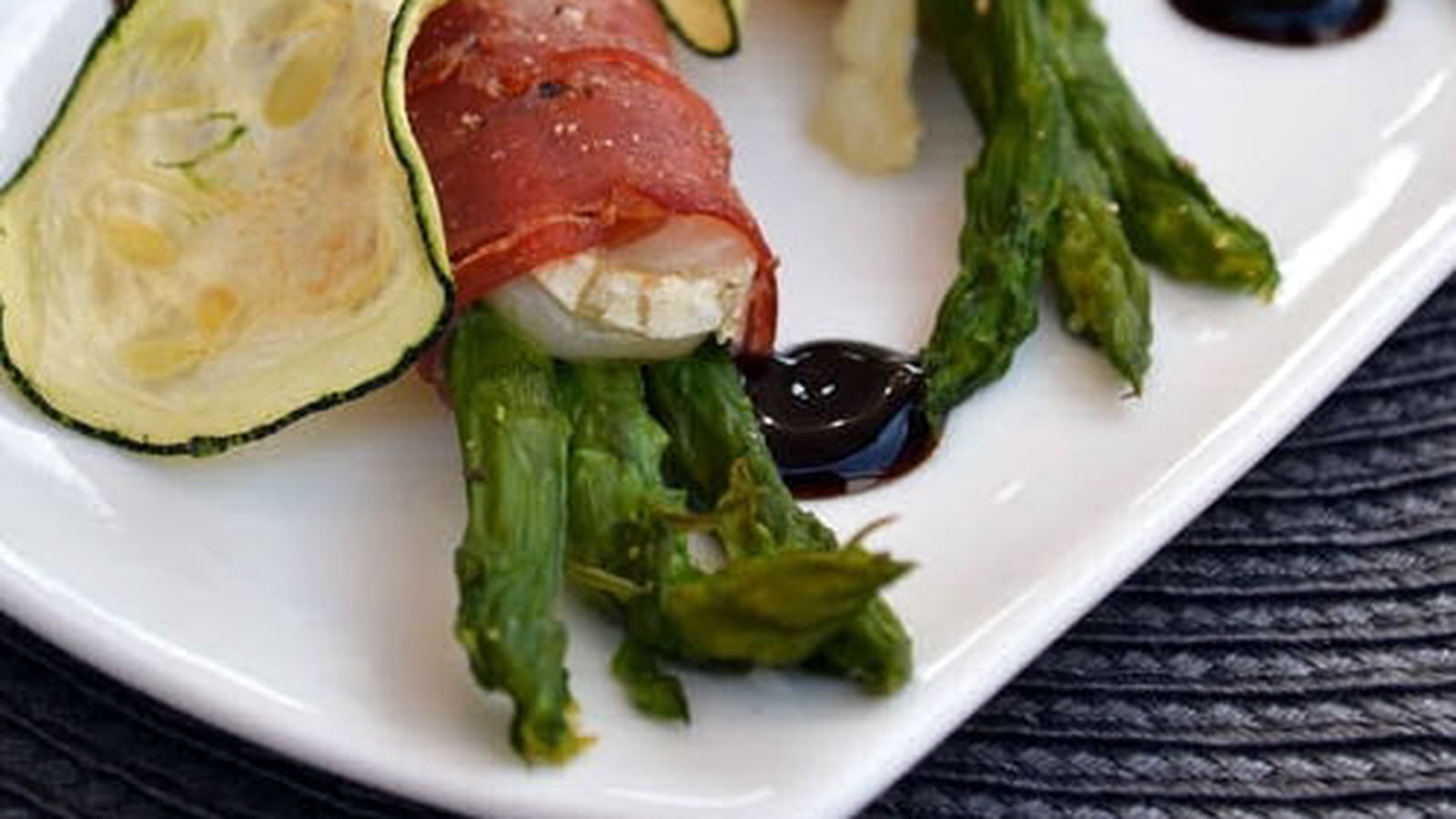 Roulades d'asperges vertes au chèvre et jambon de Parme, chips de courgettes