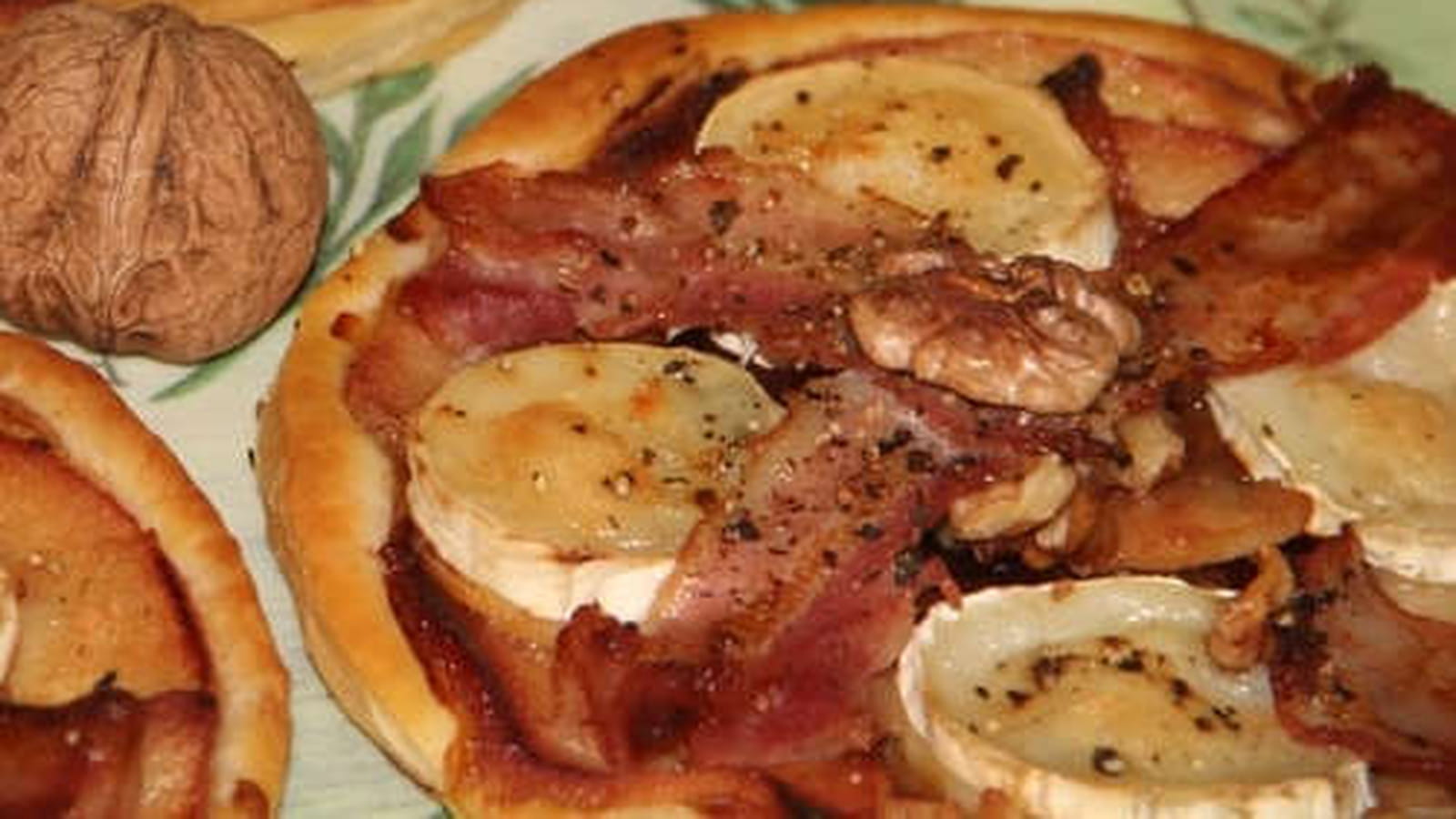 Tarte aux coings, chèvre, noix et poitrine fumée
