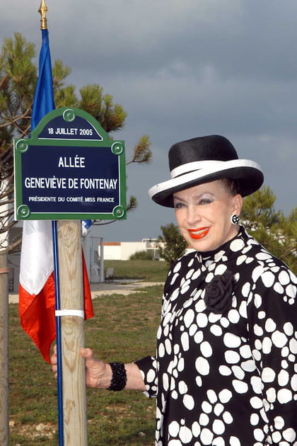Geneviève de Fontenay en chapeau bicolore et veste à gros pois