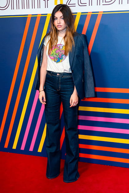 Thylane Blondeau en jean taille haute et T-shirt imprimé