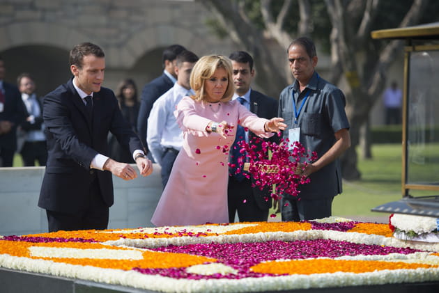 Lanc&eacute; de p&eacute;tales au m&eacute;morial Raj Ghat