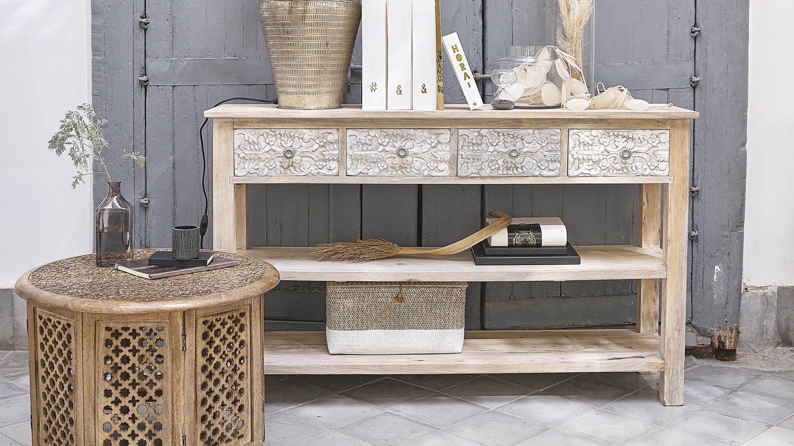 Mobilier en bois sculpté