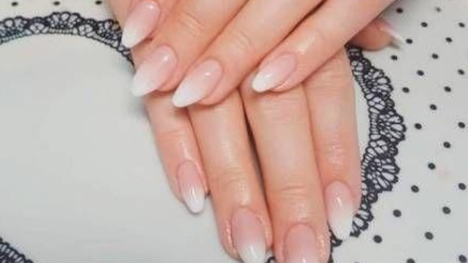 Une manucure Babyboomer avec des ongles pointus