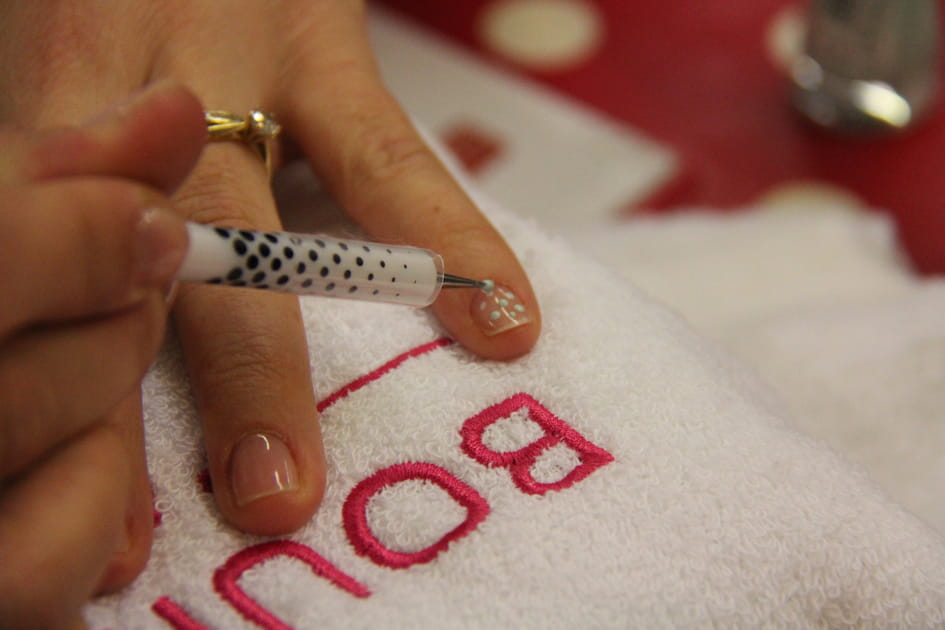 Nail art petits pois