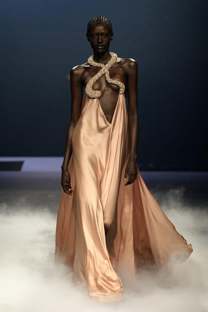 Robe en satin café avec décolleté sculpté aperçue sur le défilé Ashi Studio haute couture