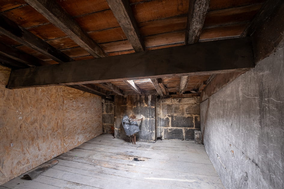 Avant&nbsp;: une pi&egrave;ce abandonn&eacute;e utilis&eacute;e comme grenier