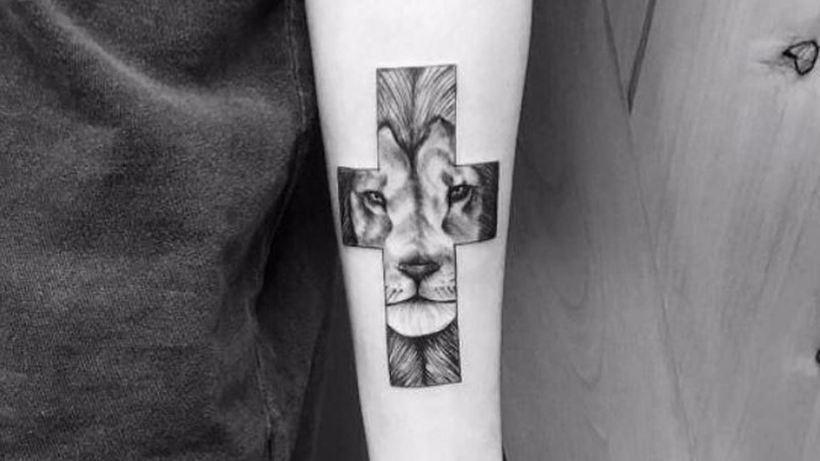 Lion et croix sur l'avant-bras
