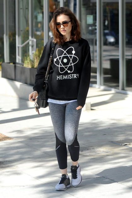 Lily Collins avec un sweat "Chemistry"