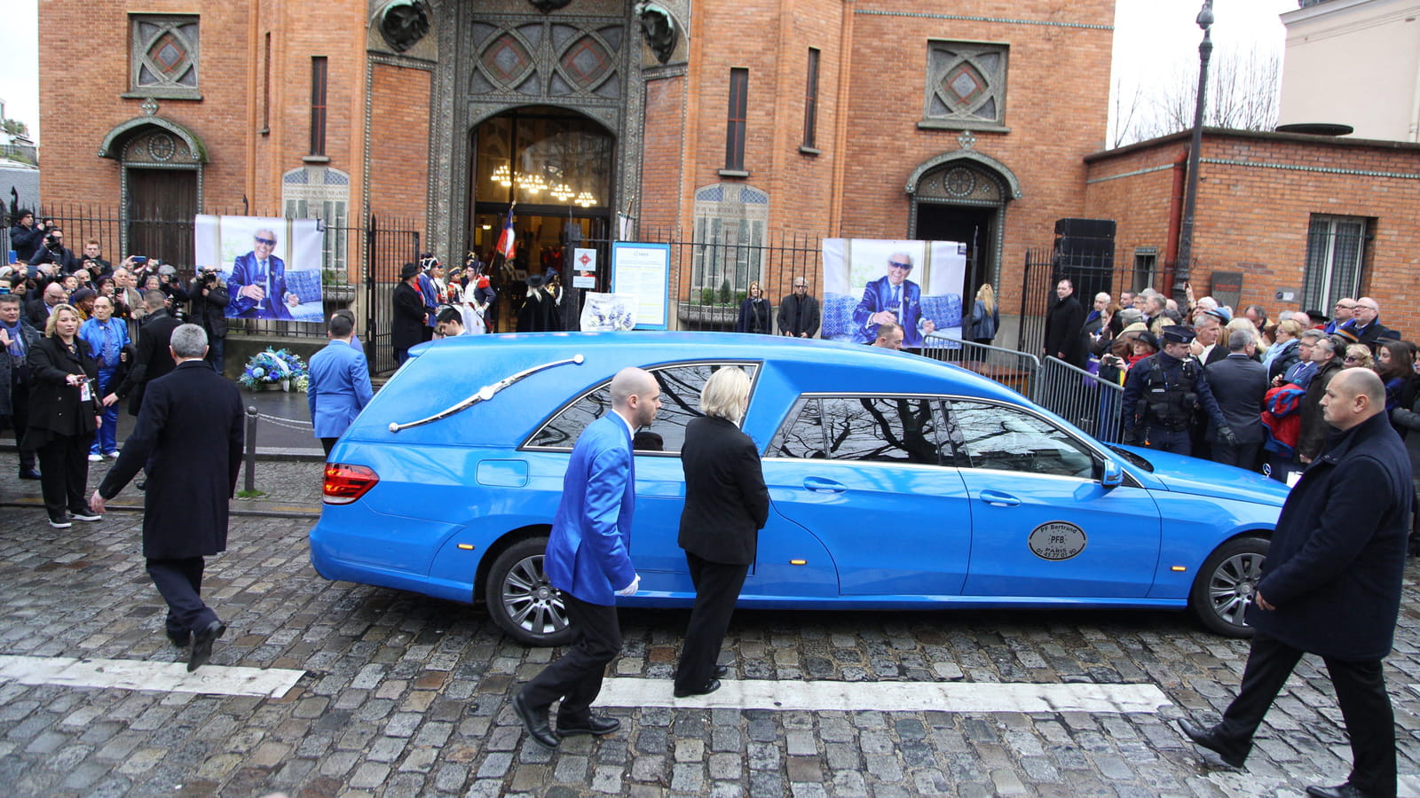 Le corbillard bleu devant l'église Saint-Jean à Montmartre
