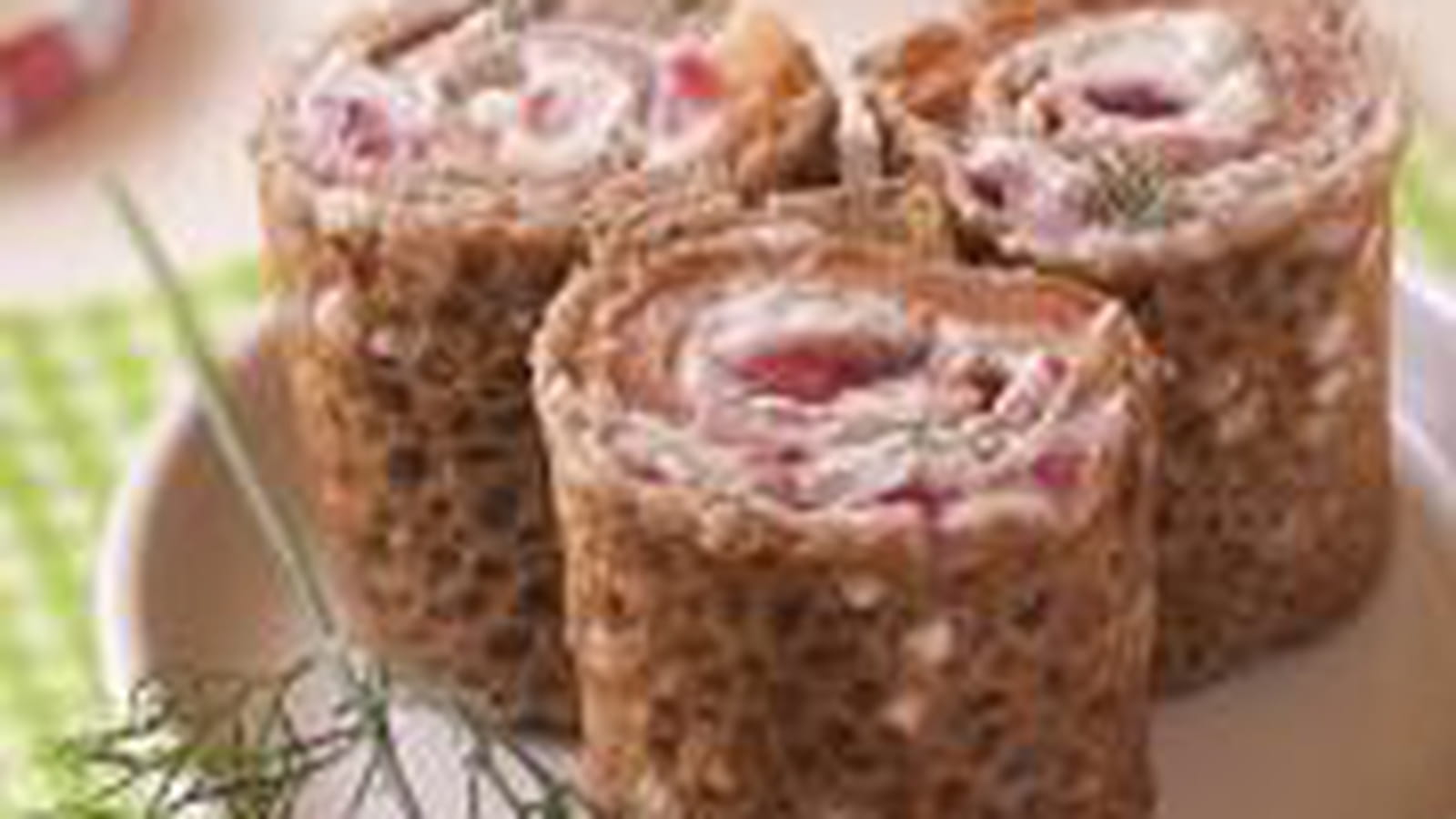 Galettes de sarrasin au saumon, aneth ricotta et gelée de groseilles