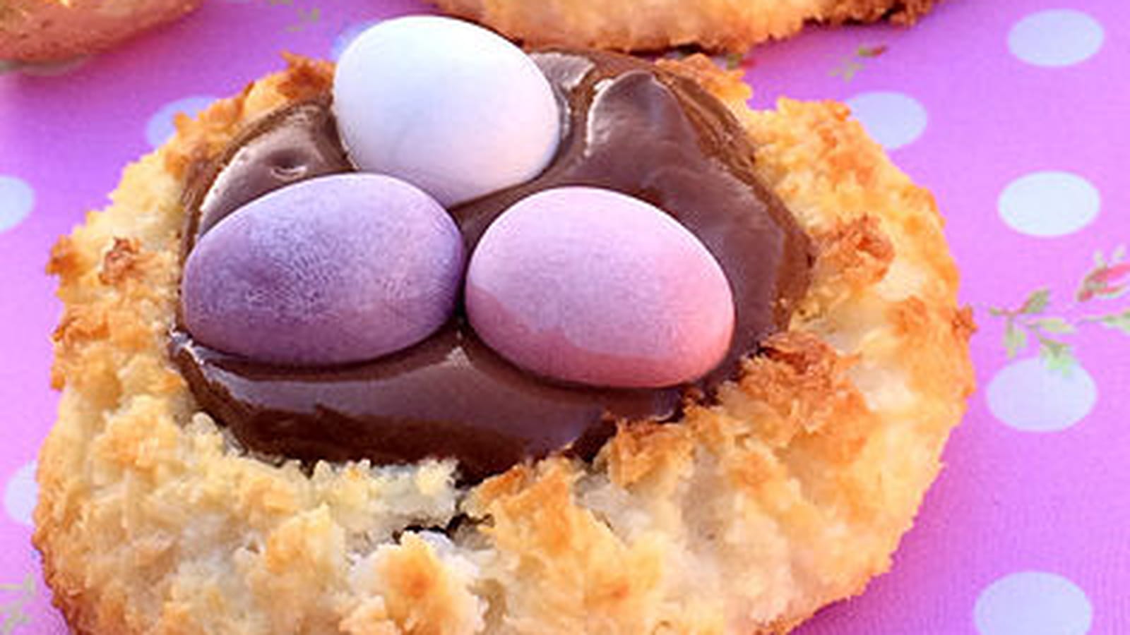 Macaron coco et pâte à tartiner en nids de Pâques